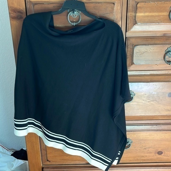 NWOT Talbots Women’s Black And Cream Poncho Size M/L - Picture 1 of 6